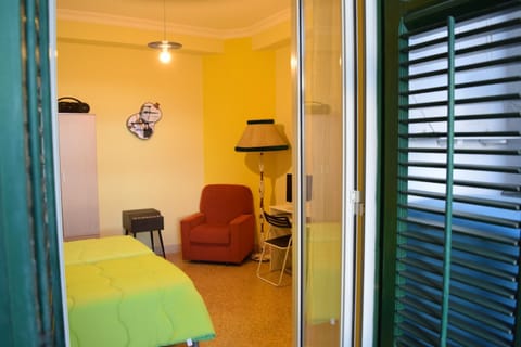 Bed, Balcony/Terrace, Photo of the whole room, Decorative detail, Bedroom, Pets, Street view