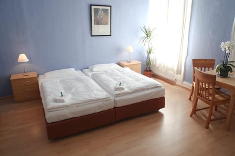 Photo of the whole room, group of guests