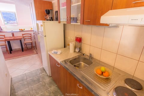 Coffee/tea facilities, Kitchen or kitchenette, Seating area, Dining area