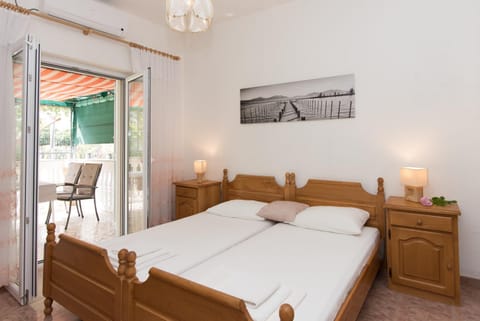 Photo of the whole room, Decorative detail, Decorative detail, Bedroom