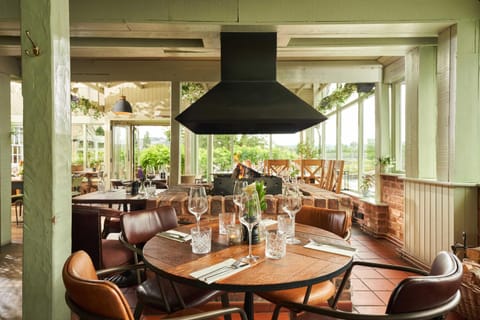 Restaurant/places to eat, Food and drinks