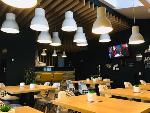 Restaurant/places to eat, Lounge or bar, Breakfast