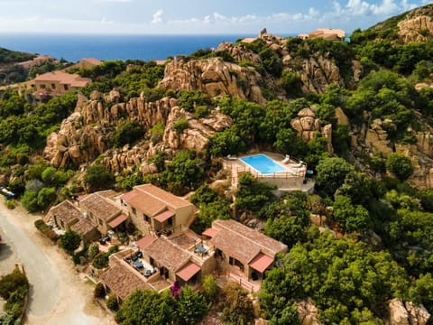 Property building, Natural landscape, Bird's eye view, Balcony/Terrace, Mountain view, Pool view, Sea view, Swimming pool, Parking, sunbed