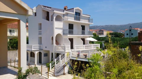 Patio, Facade/entrance, Day, Neighbourhood, Summer, Garden, Balcony/Terrace, On site