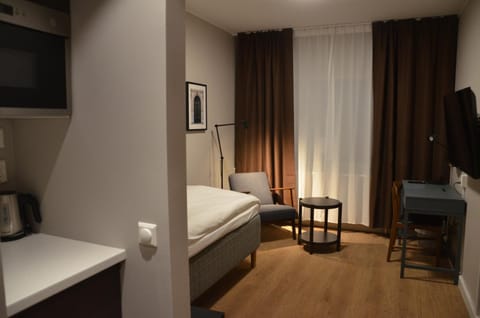 Bed, Photo of the whole room, Seating area, Bedroom