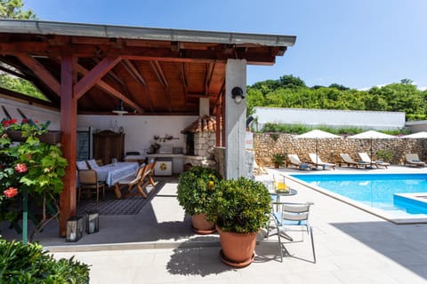 BBQ facilities, Garden, Swimming pool, Swimming pool, Entertainment, Entertainment, sunbed