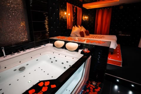 Bed, Hot Tub, Bedroom