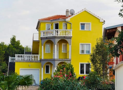 Facade/entrance, BBQ facilities, Garden, Balcony/Terrace, Beach, Garden view, Lake view, Sea view, Family