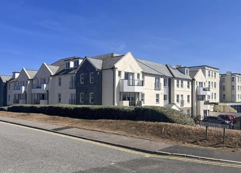 Property building, Day, Neighbourhood, Street view, Location, Parking