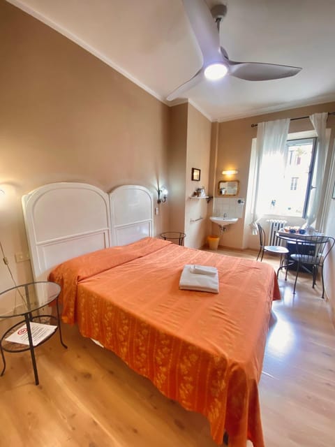 Bedroom, towels