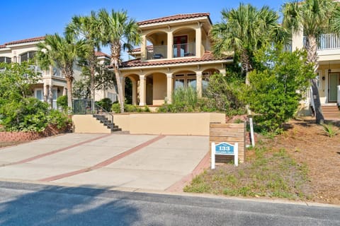 Property building, Day, Neighbourhood, Parking