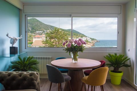 Seating area, Dining area, Mountain view