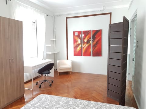 Errathens Pine Red and Taupe - Athens Center Apartment in Athens