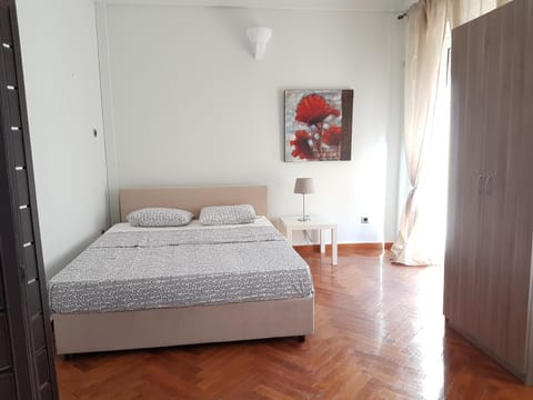 Errathens Pine Red and Taupe - Athens Center Apartment in Athens