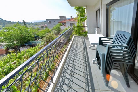 Patio, Facade/entrance, Spring, Off site, Day, View (from property/room), Balcony/Terrace, Garden view, Sea view