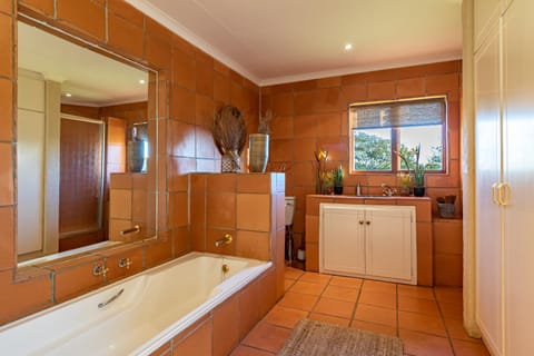 Property building, Bathroom, Bath