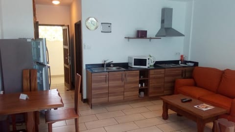 Coffee/tea facilities, Kitchen or kitchenette, Living room, Dining area