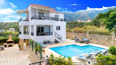 Property building, Patio, Day, Natural landscape, Garden, View (from property/room), Balcony/Terrace, Garden view, Mountain view, Pool view, Swimming pool, sunbed
