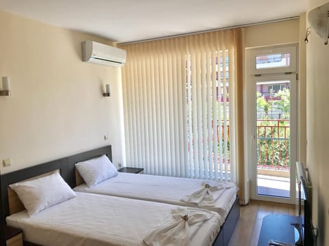 Bed, Photo of the whole room, City view, Street view