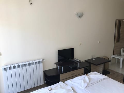 TV and multimedia, Photo of the whole room, Decorative detail, Bedroom