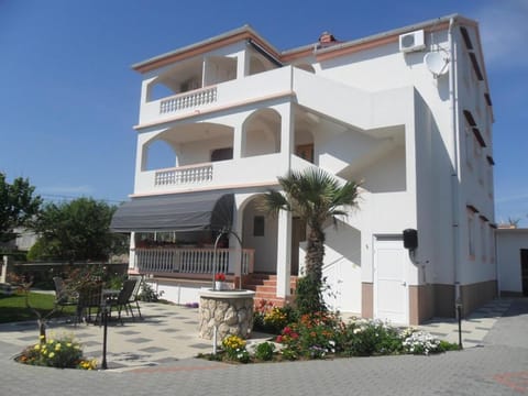 Patio, Facade/entrance