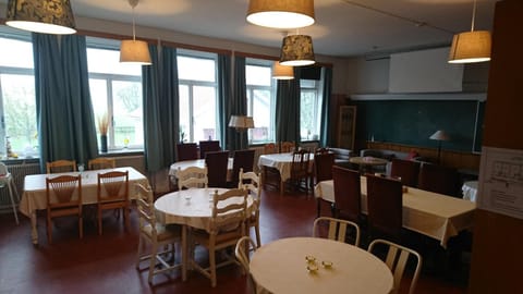 Communal lounge/ TV room, Dining area, Garden view, Breakfast