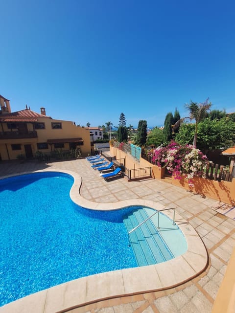 Pool view, Swimming pool, sunbed