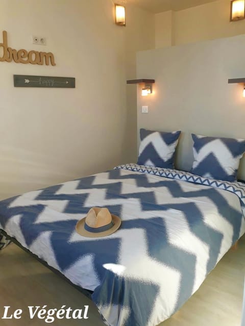 Les Belles Terrasses Dieppe ,3 appartements , LE VEGETAL de 1 à 8 personnes , LE TROPICAL de 1 à 6 personnes , LE FLORAL avec TERRASSE de 1 à 3 personnes , quartier calme au stationnement gratuit à coté de l'avenue verte Apartment in Dieppe