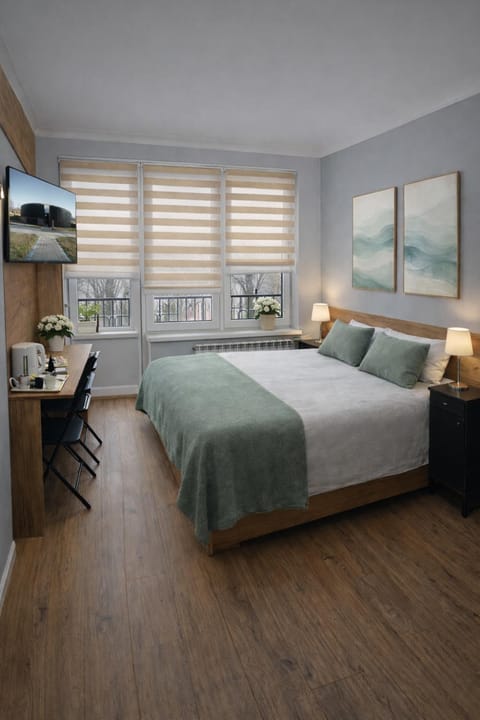 Bed, TV and multimedia, Photo of the whole room, Bedroom