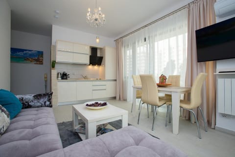 TV and multimedia, Living room, Photo of the whole room, Seating area, Dining area