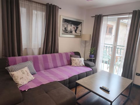 Balcony/Terrace, Living room, Mountain view