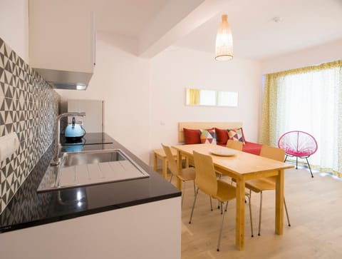 Kitchen or kitchenette, Dining area