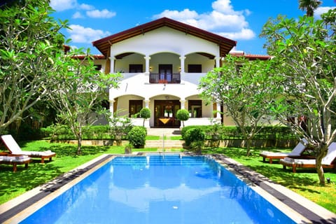 Property building, Garden, Swimming pool