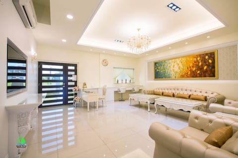 Communal lounge/ TV room, Lobby or reception, Internal: Not applicable to any particular room