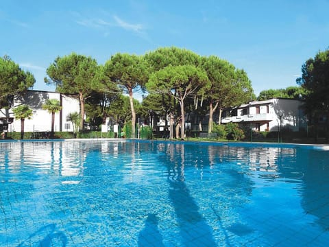 Property building, Facade/entrance, Natural landscape, Swimming pool