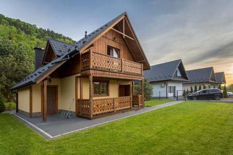 Property building, Spring, Natural landscape, Garden, Garden view, Parking