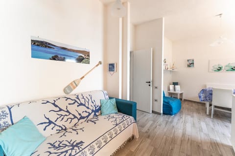 Bed, Living room, Photo of the whole room, Seating area