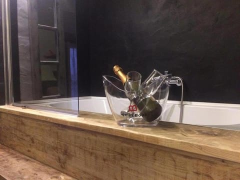 Bathroom, Drinks, Bath