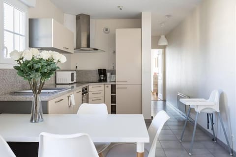 Kitchen or kitchenette, Dining area