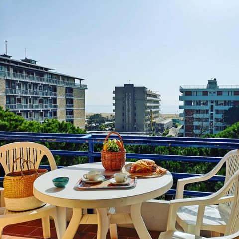 View (from property/room), Balcony/Terrace, Dining area, City view