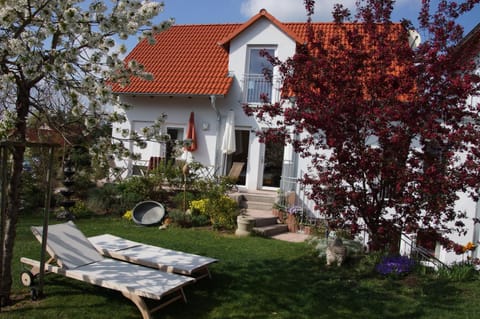 Facade/entrance, BBQ facilities, Garden, Garden, Balcony/Terrace, Balcony/Terrace