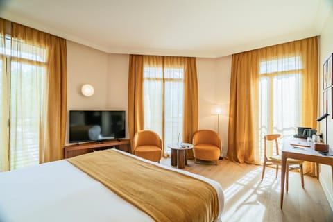 Bed, TV and multimedia, Living room, Photo of the whole room, Seating area, Bedroom