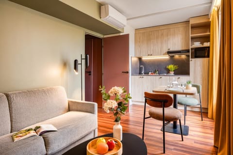 Kitchen or kitchenette, Seating area
