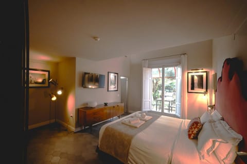 Patio, Bed, TV and multimedia, Photo of the whole room, Bedroom, Garden view