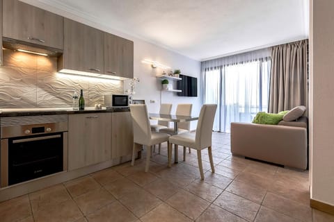 Bed, Day, TV and multimedia, Coffee/tea facilities, Kitchen or kitchenette, Living room, Photo of the whole room, Decorative detail, Decorative detail, Seating area, Dining area, Communal kitchen, On site