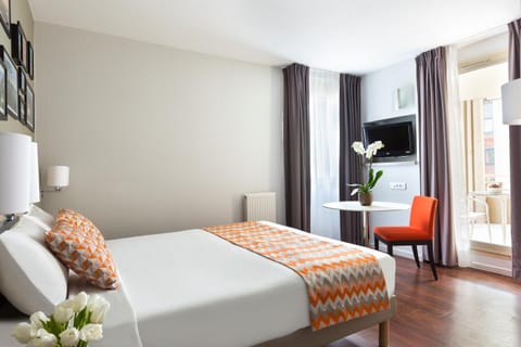 Bed, TV and multimedia, Photo of the whole room, Bedroom