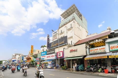 Facade/entrance