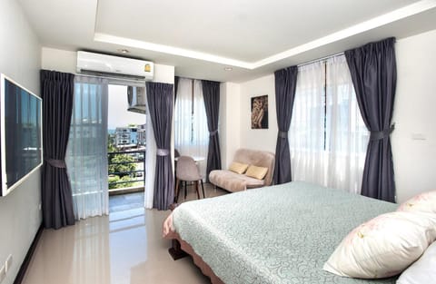 Bed, TV and multimedia, Balcony/Terrace, Photo of the whole room, Dining area