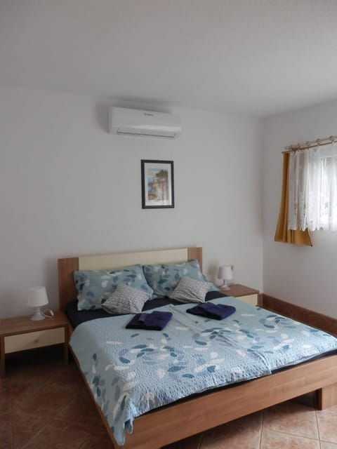 Bedroom, air conditioner