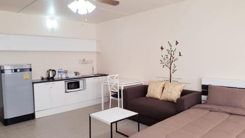 Kitchen or kitchenette, Living room, Seating area, Dining area, Communal kitchen
